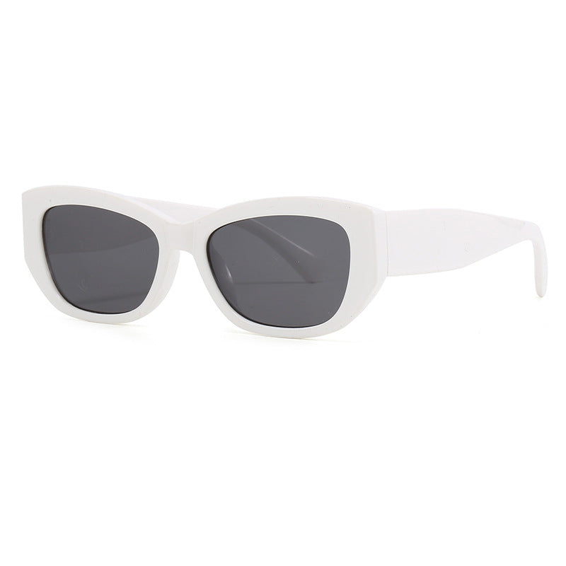 Dame moderne Cat-Eye solbriller laget av robust plast Skanto