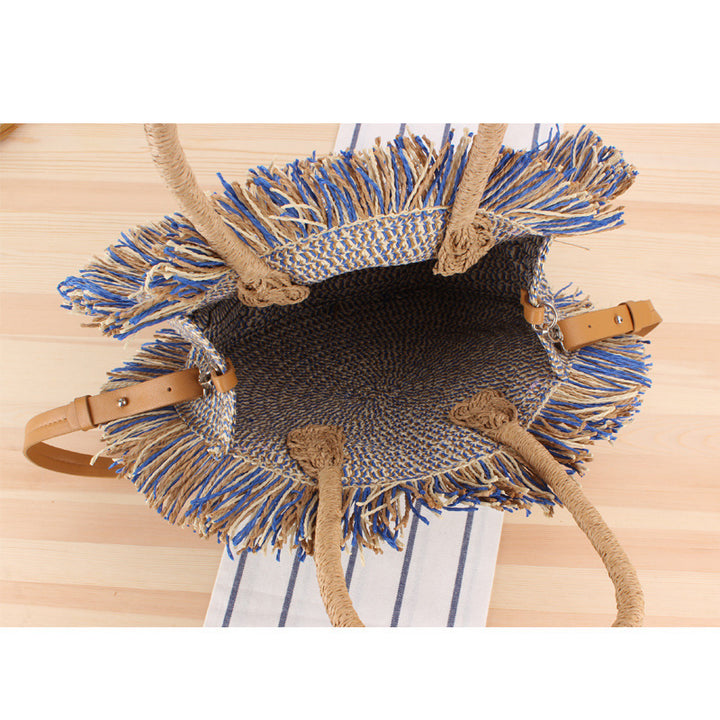 Round bag with fringe detail Made of braided material Skanto