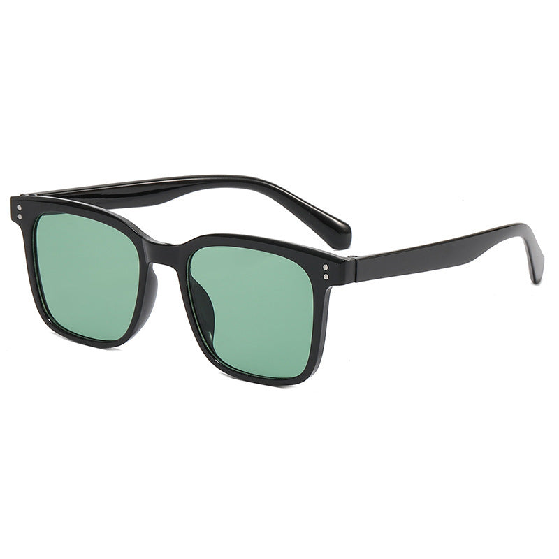 Dame moteriktig solbrille i moderne firkantet design Skanto