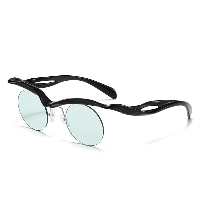 Dame moteriktig solbrille med innovativ ramme Skanto