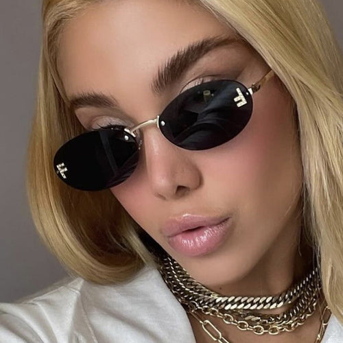 Dame moteriktig solbrille med elegant, speilreflekterende glassfront og filigran metallramme Skanto