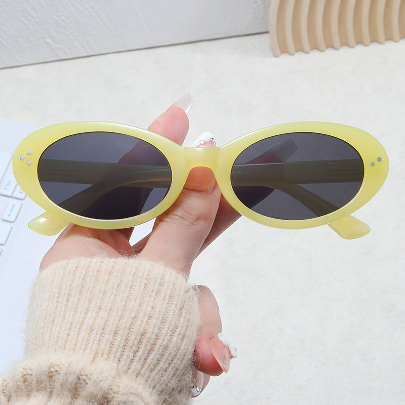 Damer moteriktig solbrille i elegant ovalt design Skanto