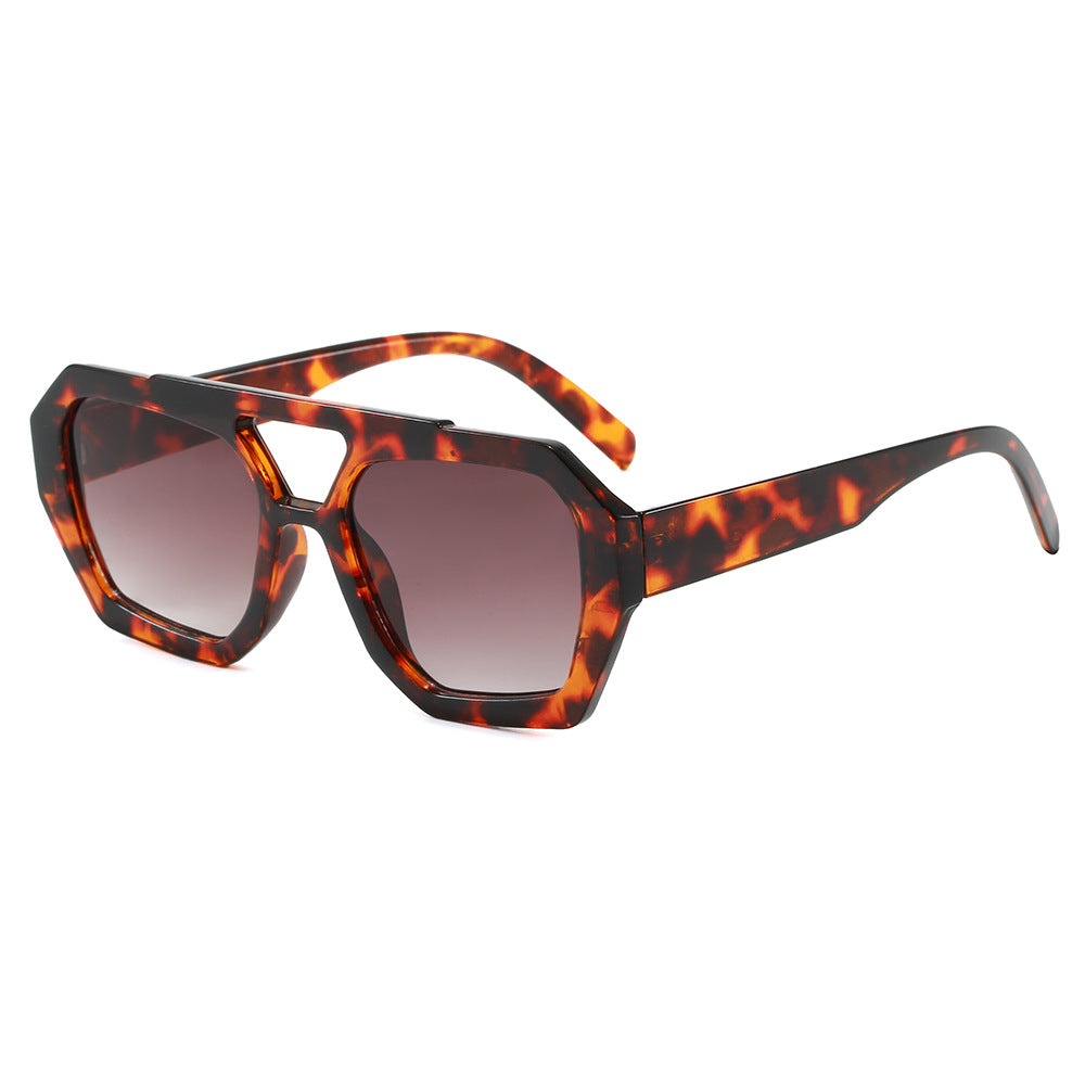 Dame geometrisk solbrille i ekstravagant design Skanto