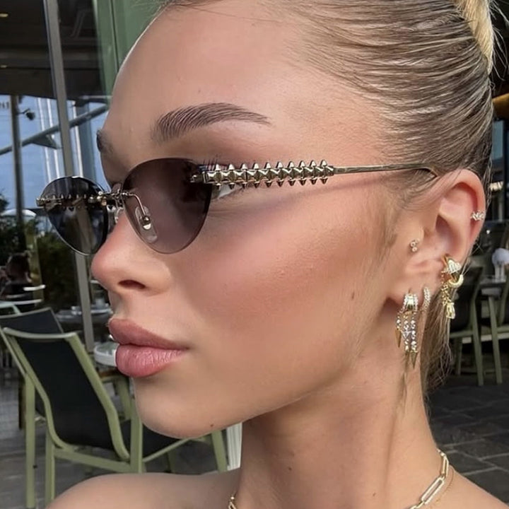 Dame solbrille i moderne, geometrisk design med stilfull metallramme og UV-beskyttelse Skanto