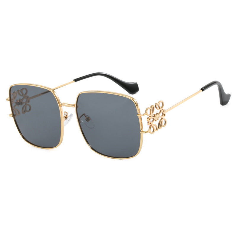 Dame kvadratisk solbrille med filigran design og luksuriøs metallramme Skanto