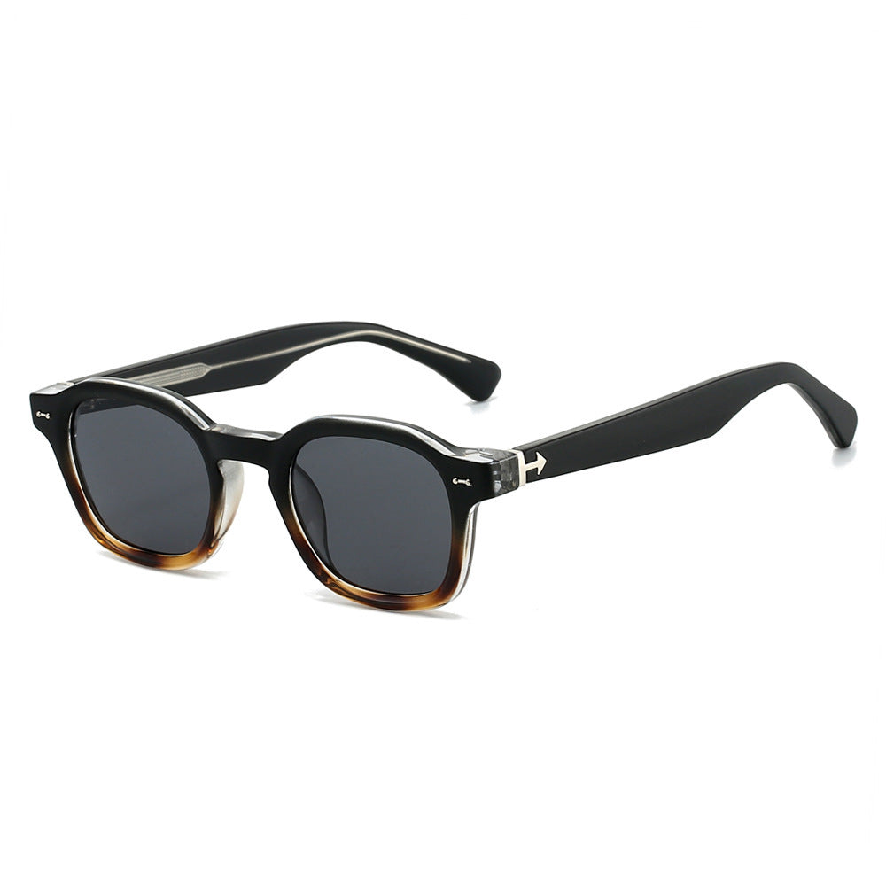 Dame moteriktig solbrille i unikt, kvadratisk design Skanto