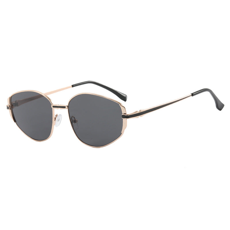 Dame moderne geometrisk solbrille med stilfull metallramme Skanto