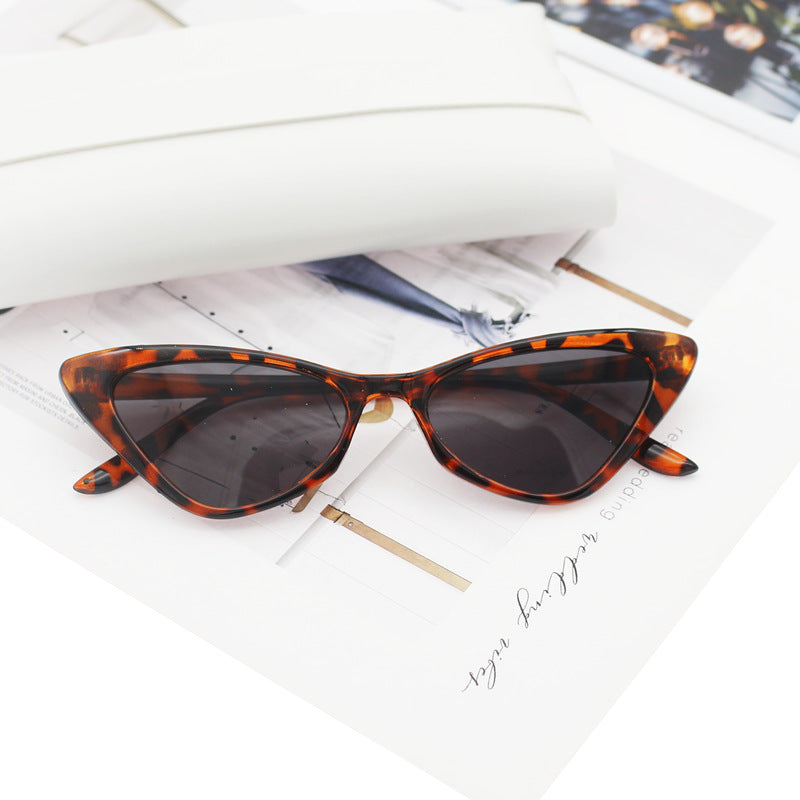 Dame Cat-Eye solbriller med nøye designet ramme Skanto