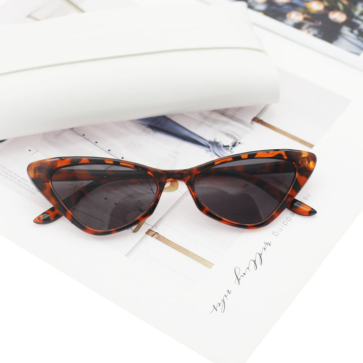 Dame Cat-Eye solbriller med nøye designet ramme Skanto