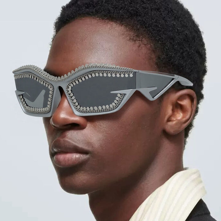 Dame designer-solbrille i futuristisk stil med glitrende strassten dekorasjon Skanto