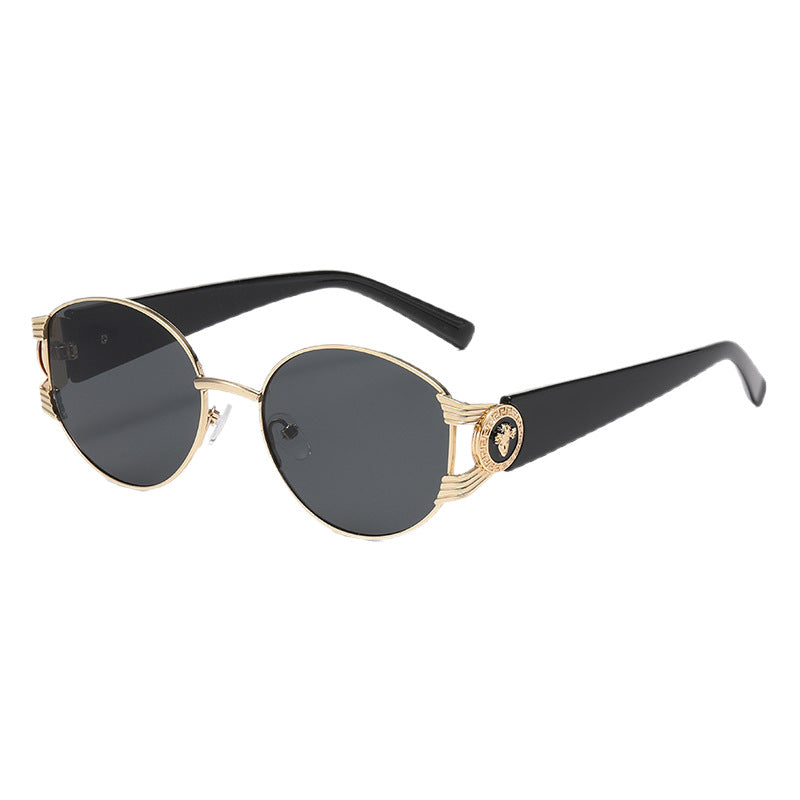 Dame elegant solbrille med luksuriøs metallramme og speilte glass Skanto