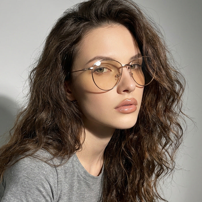 Dame rund solbrille med smal metallramme og polariserte linser Skanto