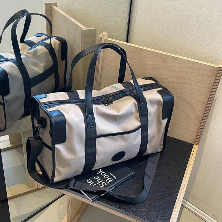 Sporty fritid duffel bag med slitesterkt materiale og justerbar skulderreim Skanto