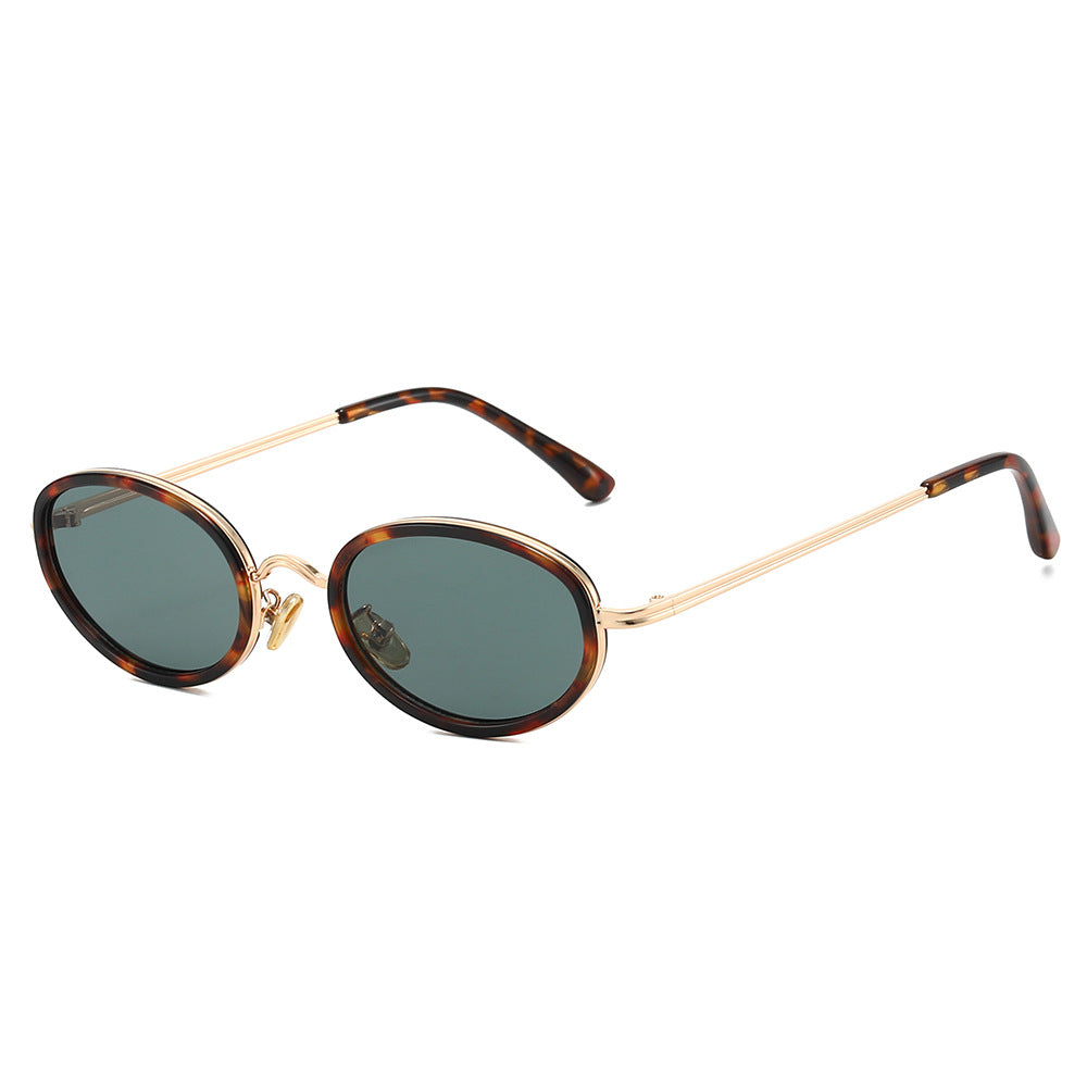 Dame moteriktig solbrille med høy kvalitet ramme og runde glass Skanto