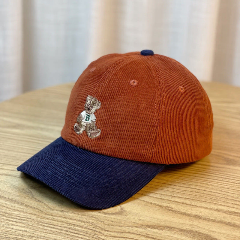 Kvinnens kordfløyels baseball cap med teddy-bjørn broderi Skanto