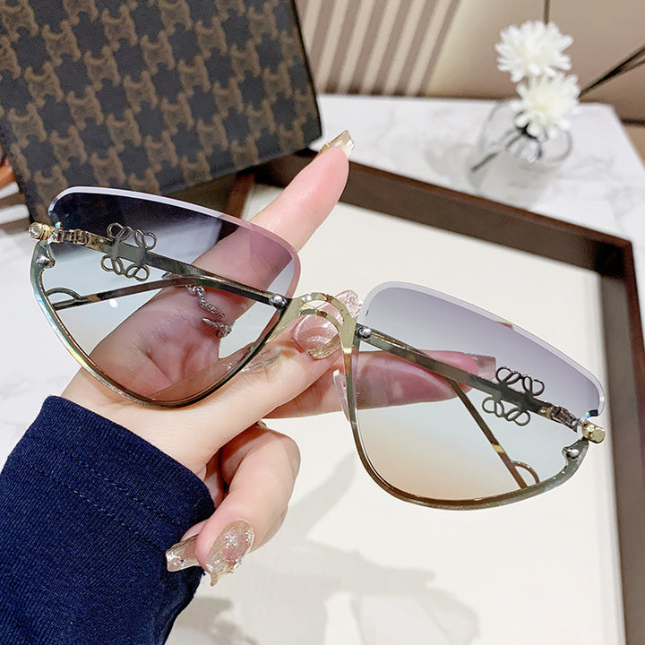 Damer ekstravagant solbrille med moderne, geometrisk ramme Skanto