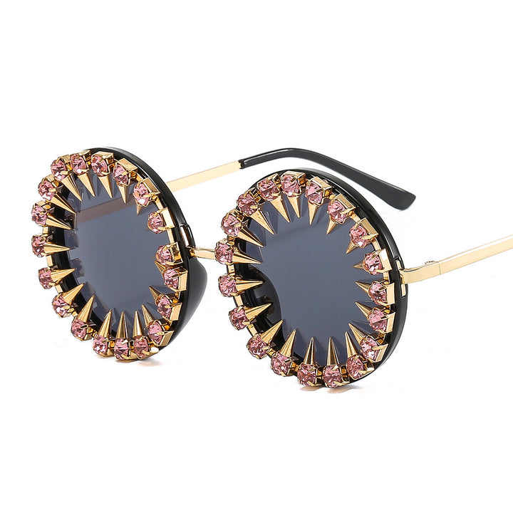 Dame kreativ og iøynefallende solbriller med spiker og strassdetaljer Skanto