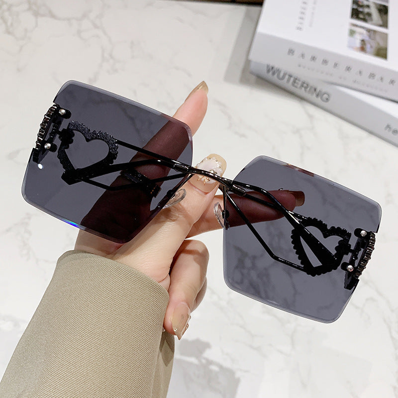 Dame moteriktig solbrille med trendy hjerte-design Skanto