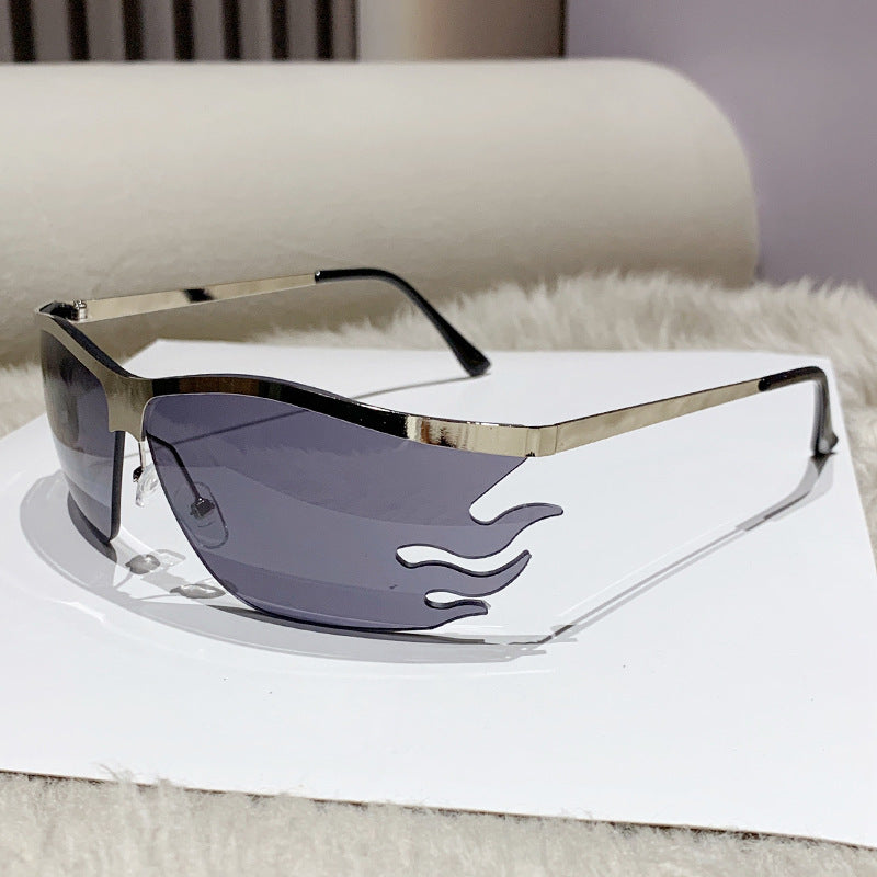 Dame futuristisk solbrille med markant design Skanto