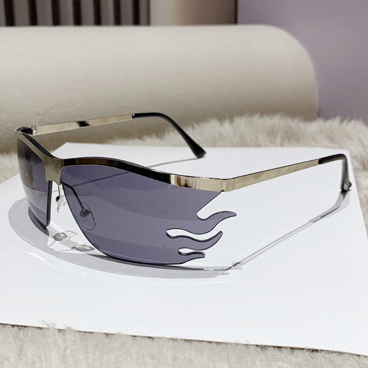 Dame futuristisk solbrille med markant design Skanto