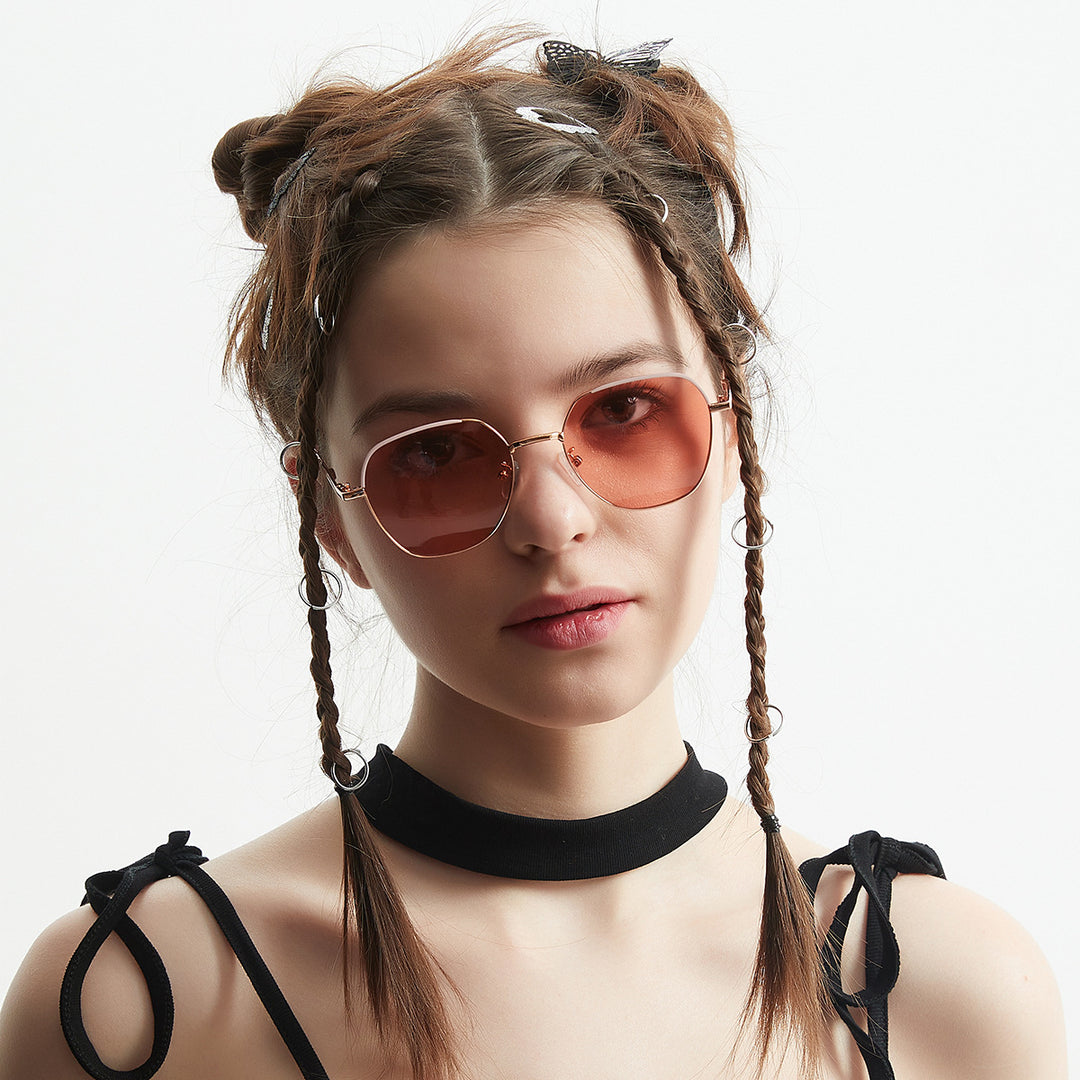 Dame moteriktig solbrille med smal metallramme og blå linser Skanto