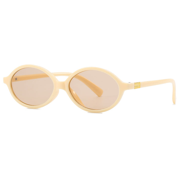 Dame moteriktig solbrille med oval ramme og gyldne detaljer Skanto