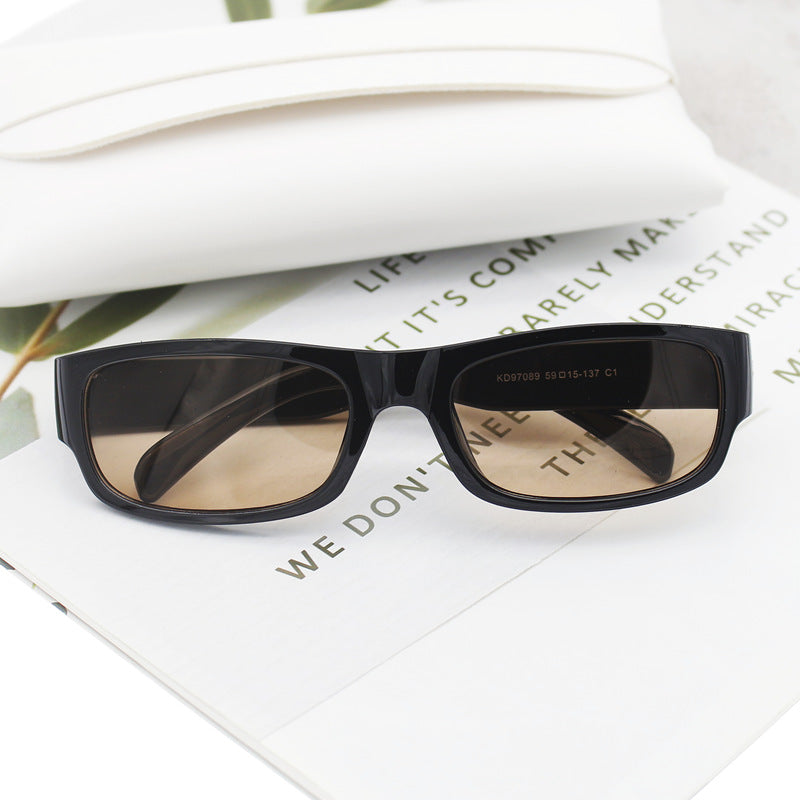 Dame moteriktig solbrille i stilrent rektangulært design Skanto
