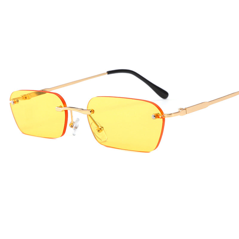 Dame moteriktig rektangulær solbrille med luksuriøs metallramme Skanto