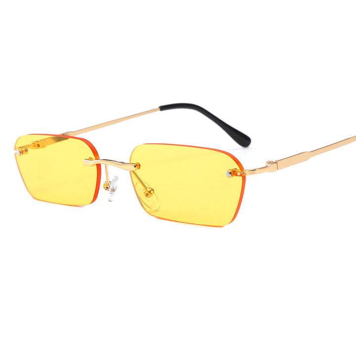 Dame moteriktig rektangulær solbrille med luksuriøs metallramme Skanto