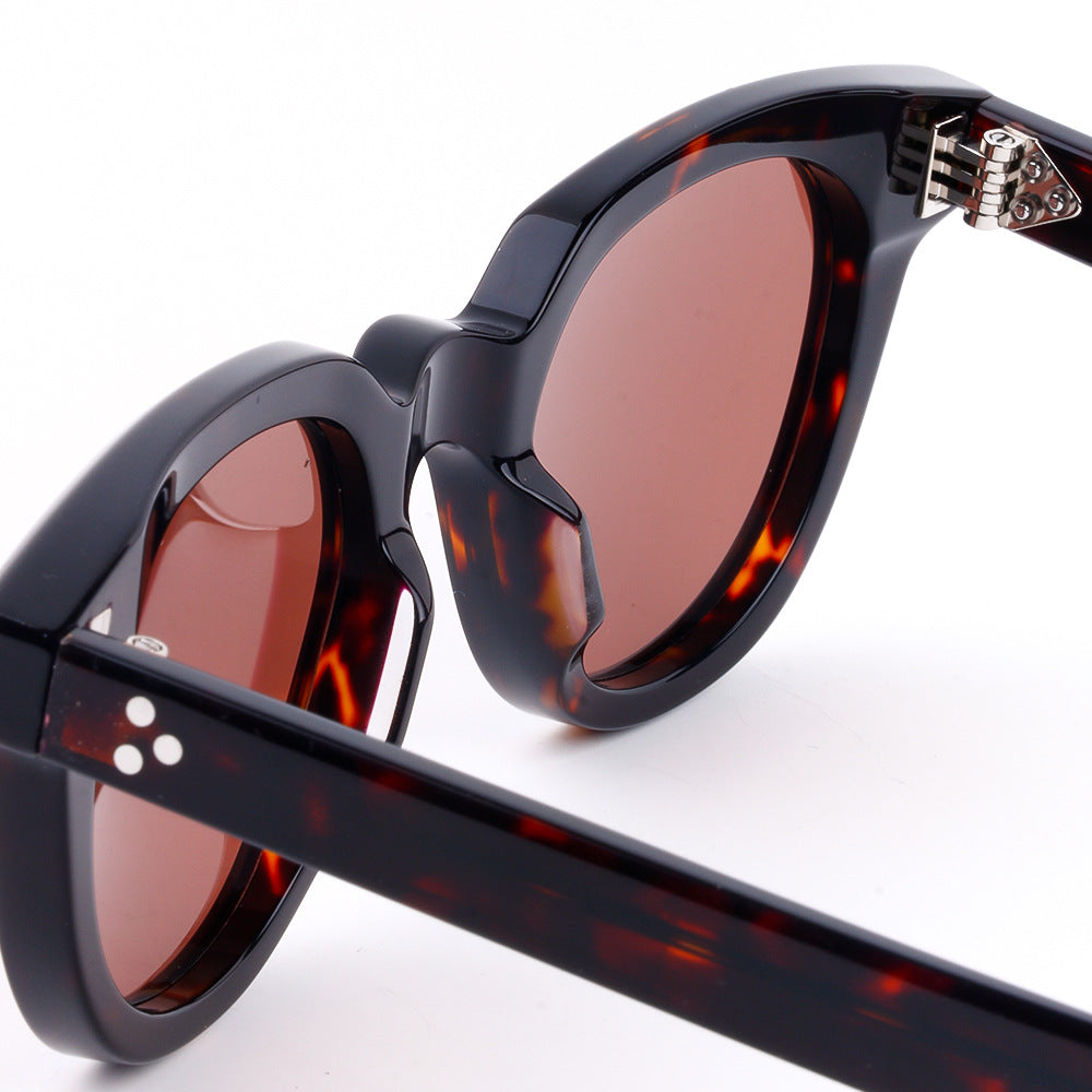 Dame solbrille i elegant, feminin design med høyverdig plastramme Skanto