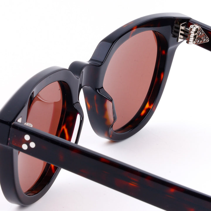 Dame solbrille i elegant, feminin design med høyverdig plastramme Skanto