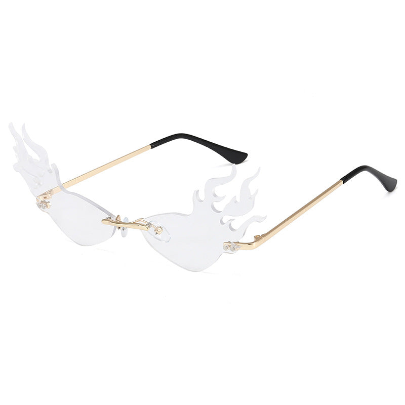 Dame moteriktig solbrille med flammeformet design Skanto
