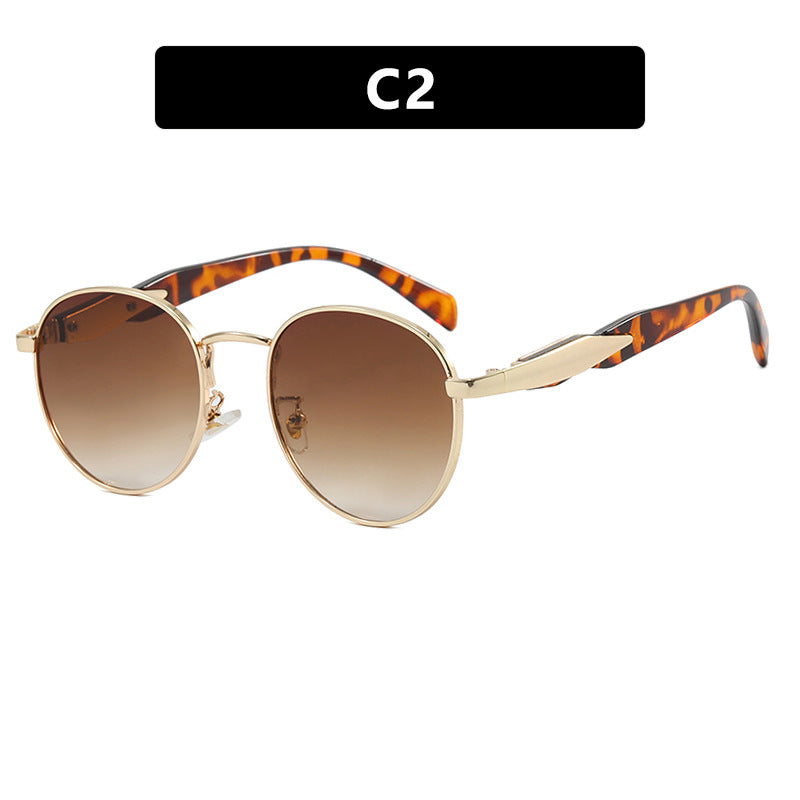 Dame rund solbrille med elegant, gyllen ramme og UV-beskyttelse Skanto