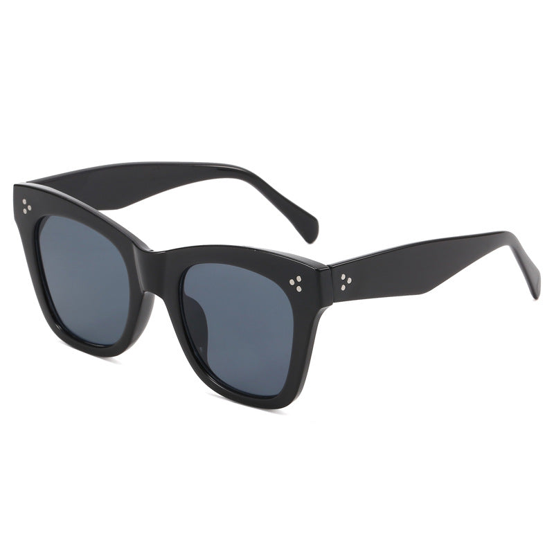 Dame moteriktig solbrille i stilfullt katteøye-design Skanto