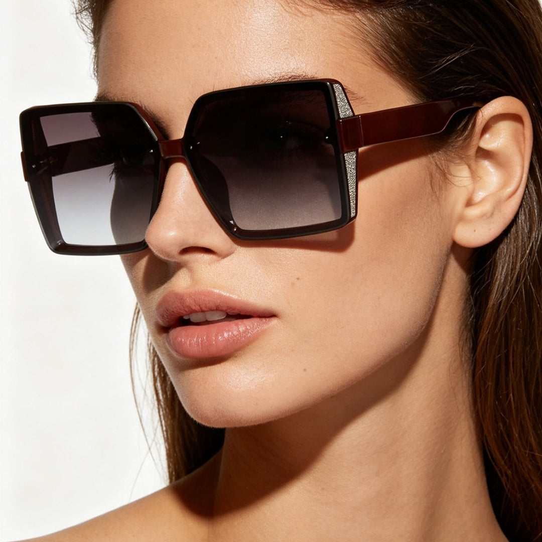 Dame moteriktig solbrille i ekstravagant firkantet design Skanto