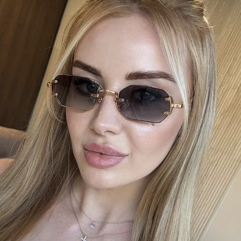 Damer geometrisk solbrille med luksuriøs metallramme og beskyttende UV-filter Skanto