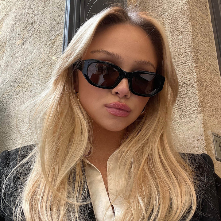 Dame moteriktig solbrille i stilfull, oversized design Skanto