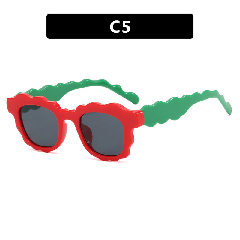 Dame moteriktig solbrille med bølgeramme Skanto