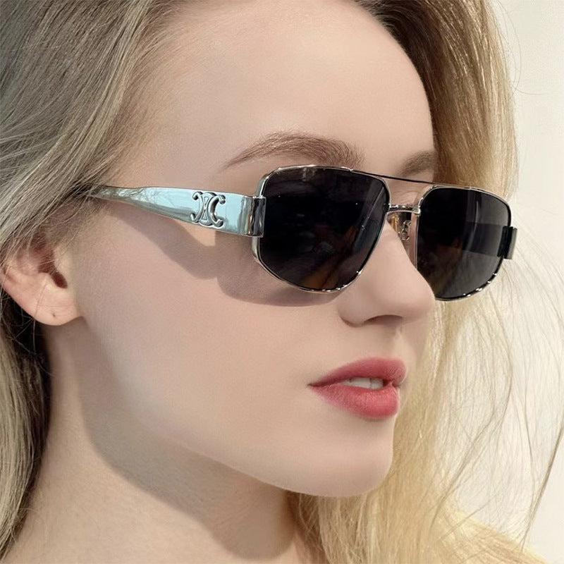 Dame solbrille med elegant og sporty design Skanto