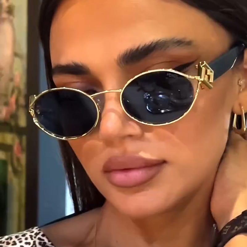Dame moter solbrille med elegant metallramme og UV-beskyttelse Skanto