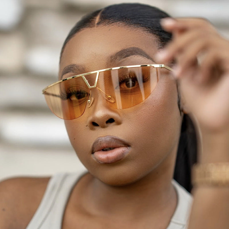 Dame futuristisk solbrille med beskyttende metallramme Skanto