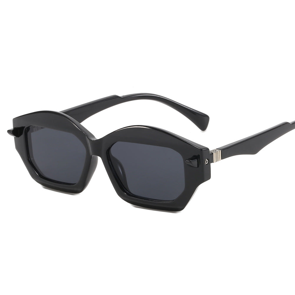 Damer moderne solbrille med iøynefallende ramme Skanto