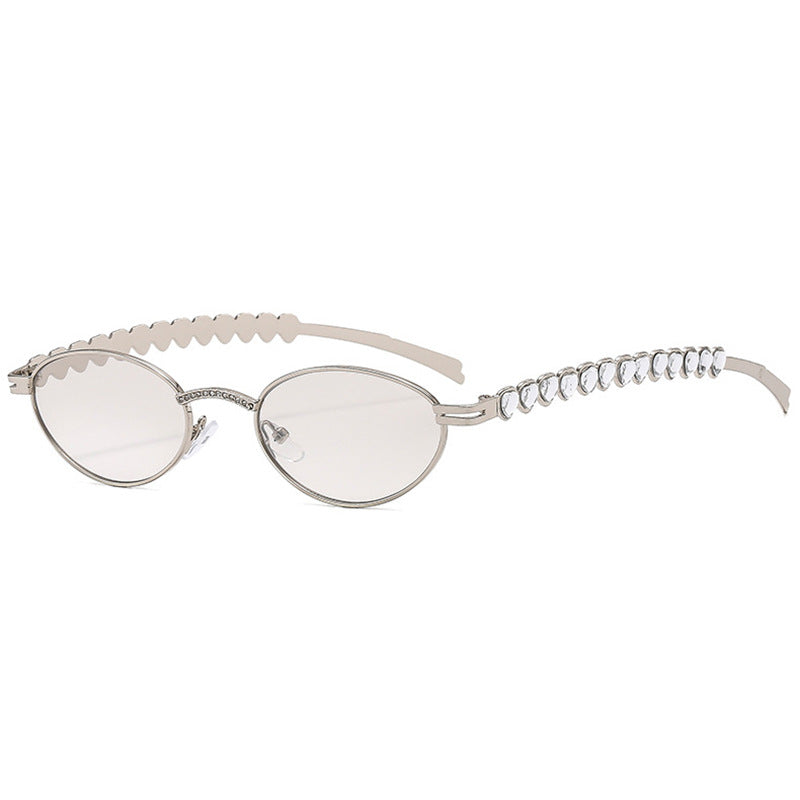 Dame moteriktig solbrille med dekorativ ramme og stilige detaljer Skanto