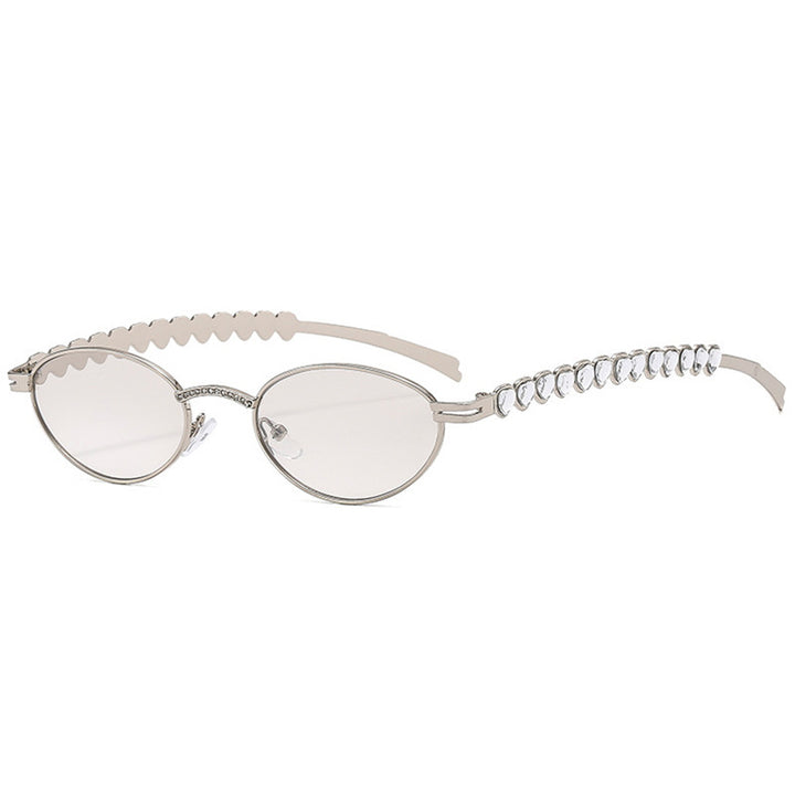 Dame moteriktig solbrille med dekorativ ramme og stilige detaljer Skanto
