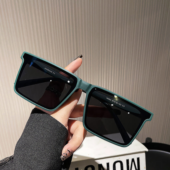 Dame kvadratisk solbrille med moderne, robust plastisk ramme Skanto