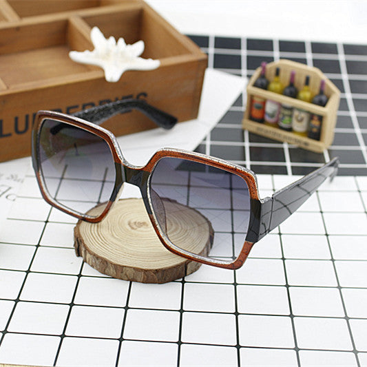 Dame ekstravagant kvadratisk solbrille med unikt design Skanto