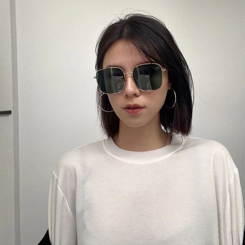 Dame solbrille med moderne firkantet rustfritt stålramme og polarisert glass Skanto