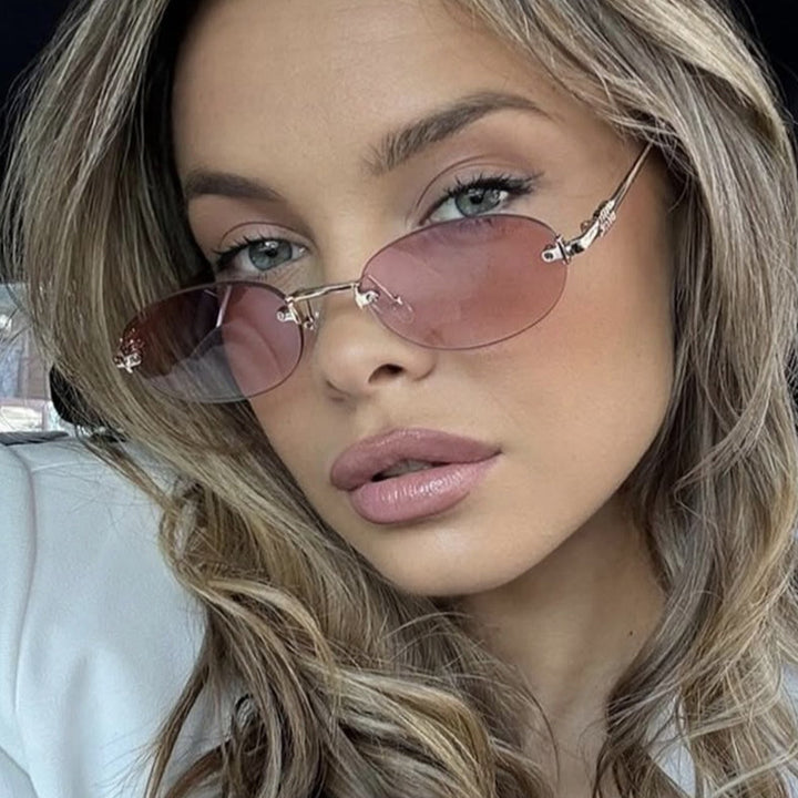 Dame moterimessig solbrille med oval ramme og elegante aksenter Skanto