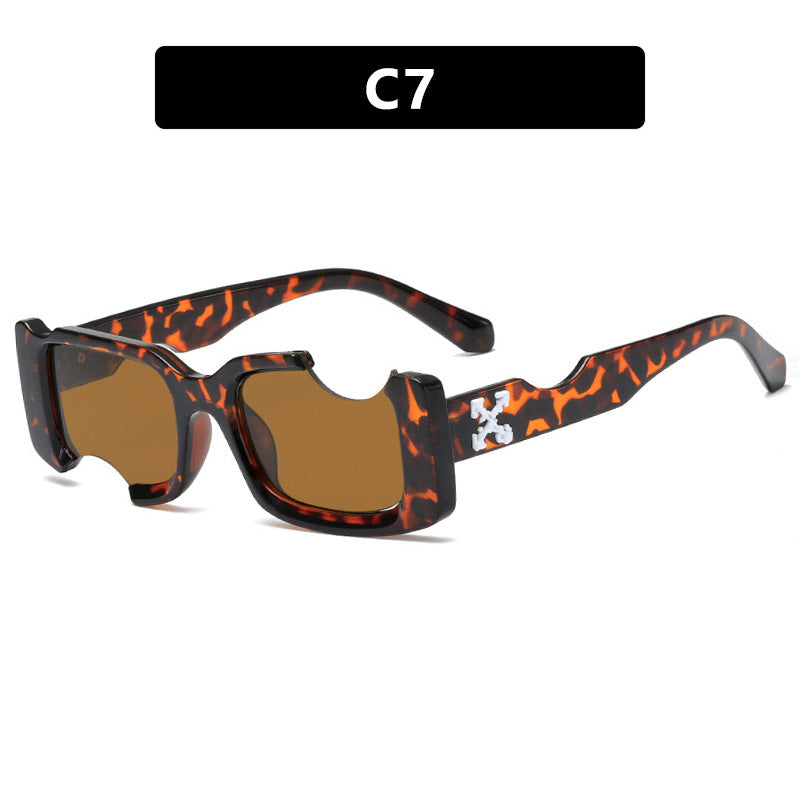 Dame moteriktig solbrille med markant design og robust plastramme Skanto