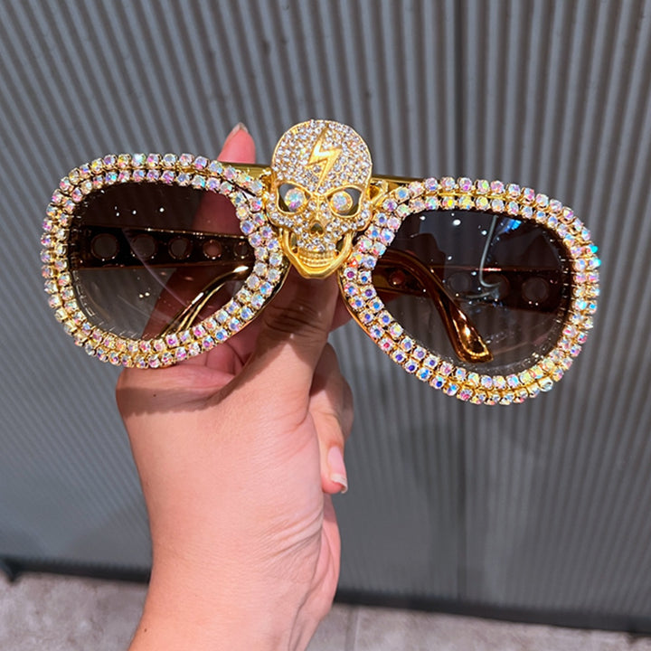 Dame statement-solbrille med iøynefallende hodeskalle-design og glitrende krystallbesatt Skanto